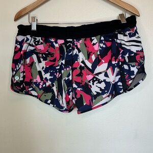 Lululemon hotty hot Colorful Abstract Print Athletic Shorts size 8